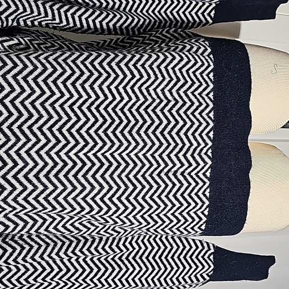 J.Crew women's pop over mock Turtleneck blue & white geometric print size medium - Picture 3 of 9